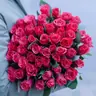 Прекрасный букет из малиновой розы.