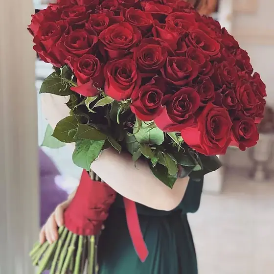 Шикарный букет из красных роз.