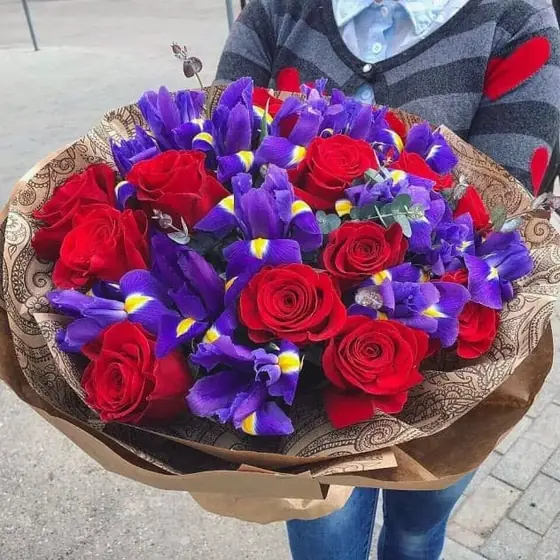 Пышный букет роз и ирисов